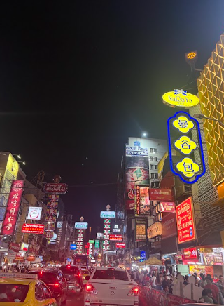 Rua de neon à noite na Ásia