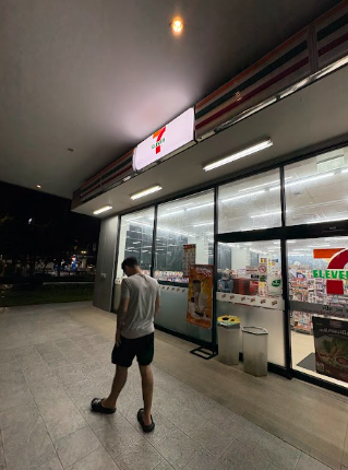 7-Eleven à noite na Tailândia